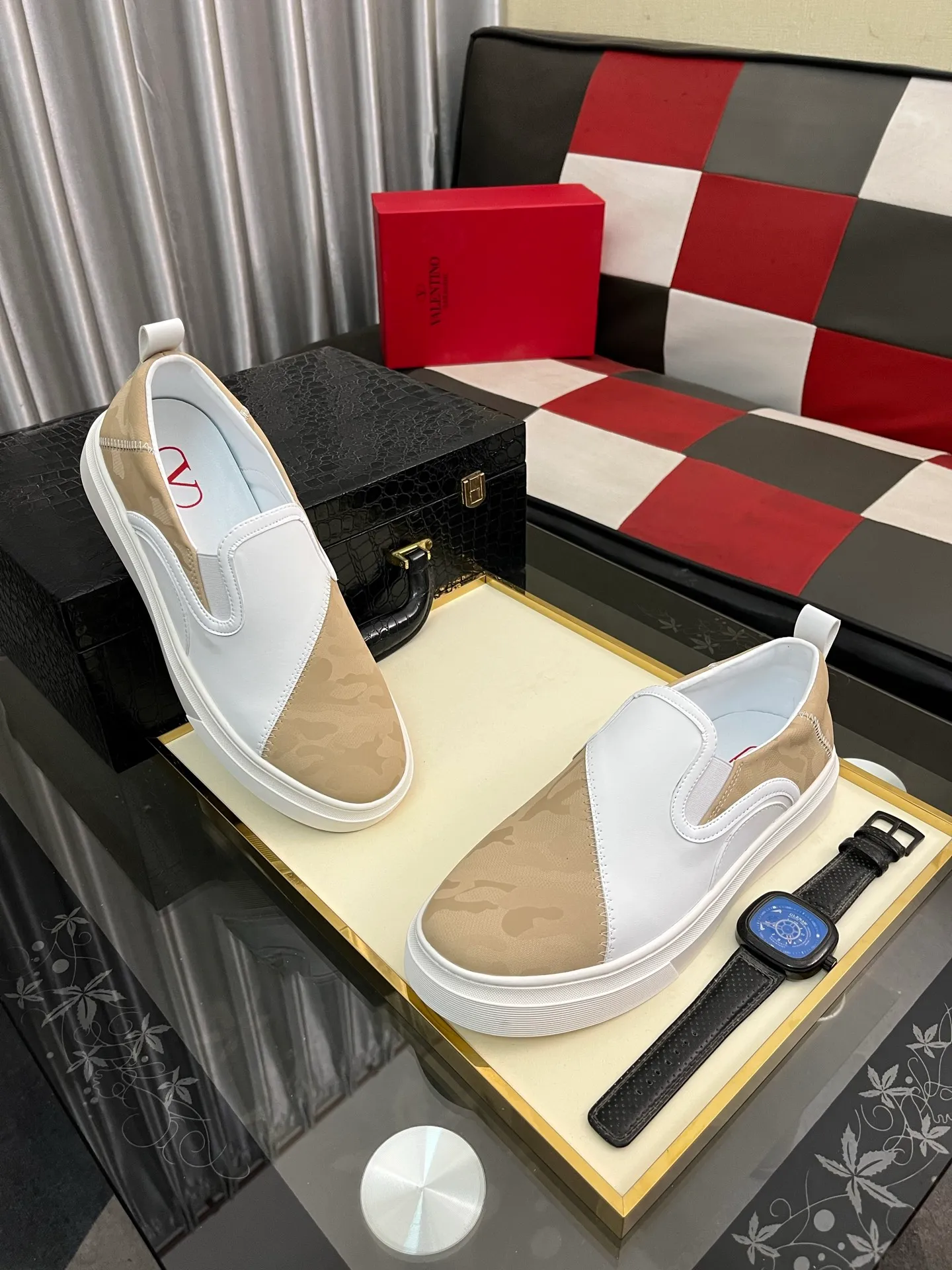 Men's shoes 💰420⌚️⌚️ VALENTINO Valentino's 2024 SS spring and summer new hot casual sports shoes, imported elastic fabric upper ➕The heel is Warren's exclusive rivet shape. The whole is very representative, the combination outsole is really easy to wear and very comfortable on the foot~, classic, comfortable and versatile! Size: 38-443️⃣Colors available